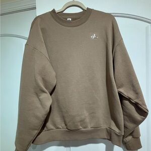 ALO, crewneck accolade sweatshirt in the color -  Gravel. Size small. Oversized